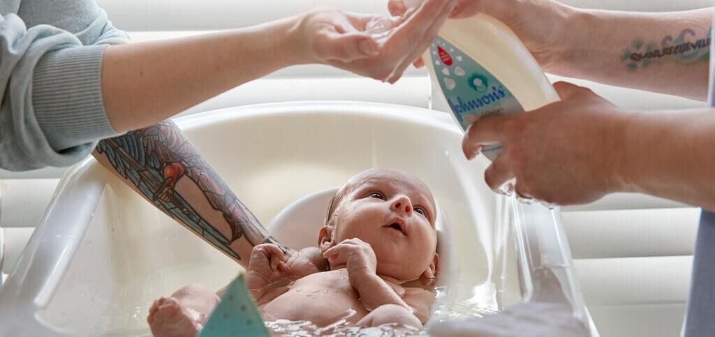 what temperature should you bathe a newborn